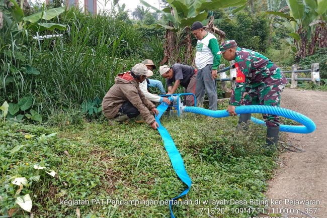 Babinsa Koramil 16 Pejawaran Dampingi Pengoperasian Pompa Air Alinstan