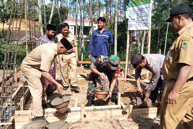 Babinsa Menghadiri Kegiatan Tahap Pengecoran Gedung Blkk  Mwcnu Pandanarum