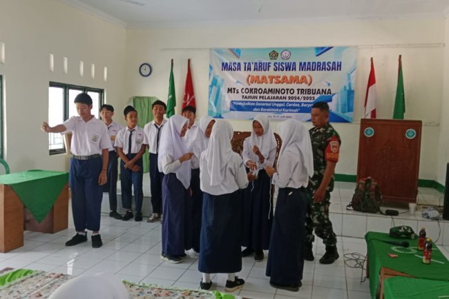 Babinsa Koramil 11 Punggelan Melaksanakan Pembinaan dan Pembekalan Masa Pengenalan Lingkungan Siswa