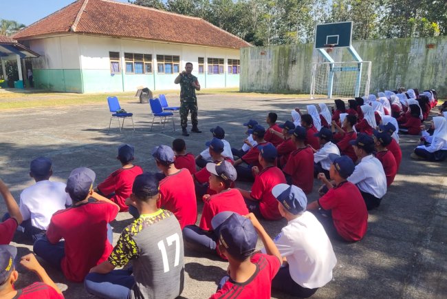 Anggota Koramil 03/Wanadadi Memberikan Pelatihan Dasar-dasar PBB