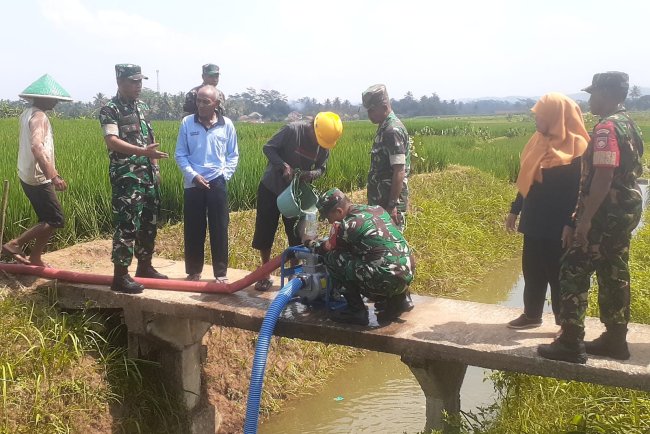 Danramil 10/Bawang menerima kunjungan kerja dalam rangka monitoring dan evaluasi perluasan area tanam