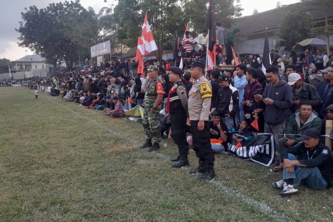 Babinsa Bersama Bhabinkamtibmas Gita Pengamanan Open Turnamen Sepak Bola Leksana V Leksana Cup