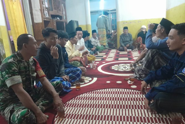 Peduli sesama Babinsa Koramil 04/Karangkobar Ikuti Yasinan Di Rumah Qarga Yang Meninggal