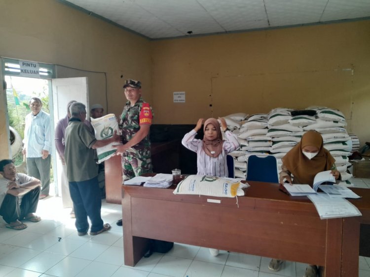 Babinsa Karangkobar Dampingi Penyaluran Beras Dari Bulog Kepada Warga Desa Ambal