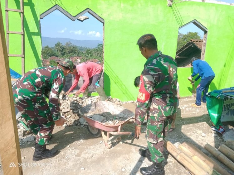 Kompak, Babinsa dan Warga Kerja Bakti Renovasi Masjid di Desa Binaan