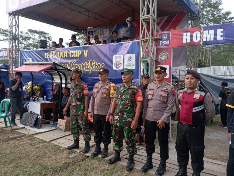 Babinsa Bersama Bhabinkamtibmas Karangkobar Giat Pengamanan Turnamen Sepakbola Leksana Cup