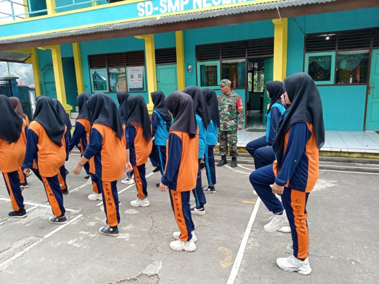 Babinsa Melatih Pbb Dan Wasbang Kedisiplinan Dalam Mpls  Di Smp N Satu Atap 4 Babadan