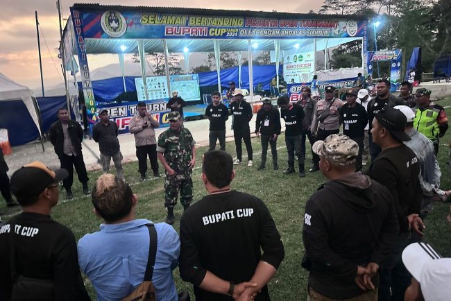 Koramil Bersama Polsek dan juga PAM Swakarsa Pengamanan Open Turnamen Sepak Bola Bupati Cup 2