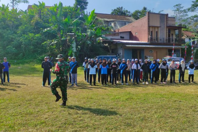 Babinsa Latih Paskibra Tingkat Kecamatan