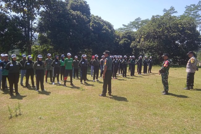 Babinsa dan bhabinkamtibmas intensifkan pelatihan paskibra Kecamatan Sigaluh