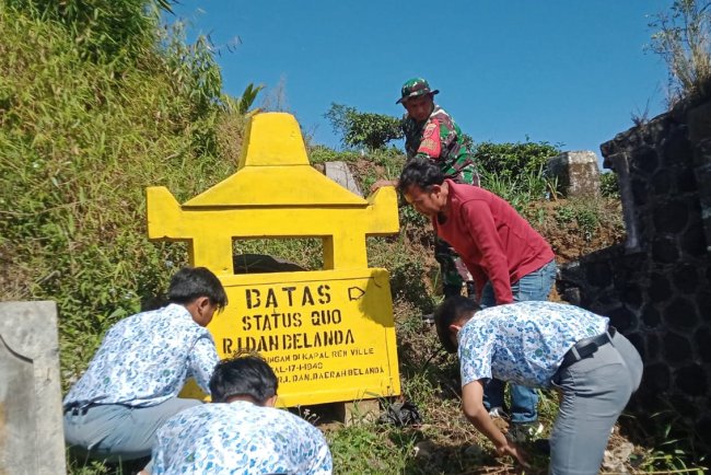 Babinsa, Warga, dan KKN UMP Gelar Kerja Bakti Bersihkan dan Cat Tugu Sejarah di Kalibening