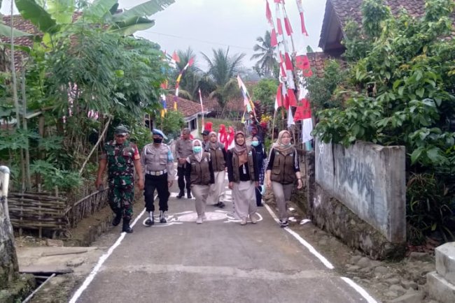 Babinsa Jadi Tim Juri Lomba Kebersihan Lingkungan Antar Desa