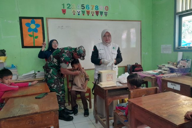 Babinsa Dampingi Bulan Imunisasi Anak Sekolah Dan Penjaringan Kesehatan MI Gupi 2 Karangkobar