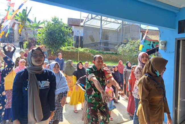 Wujud Kepedulian Babinsa Serda Iwan Priyanto Dampingi Kegiatan Posyandu Lansia di Wilayah Binaan