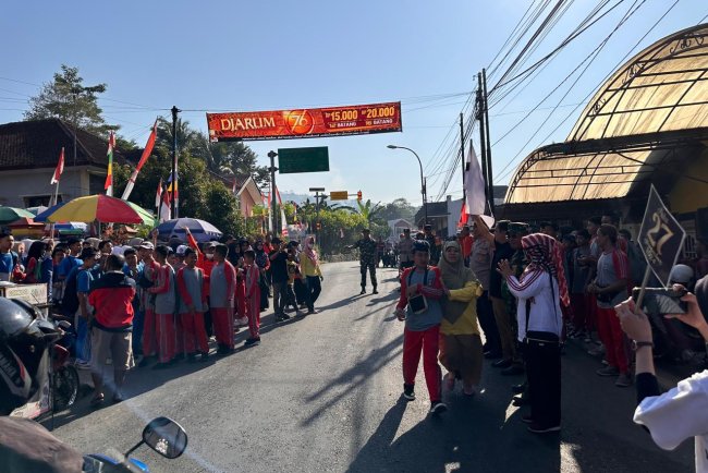Babinsa Amankan Jalan Sehat HUT RI ke-79 di Kecamatan Banjarmangu