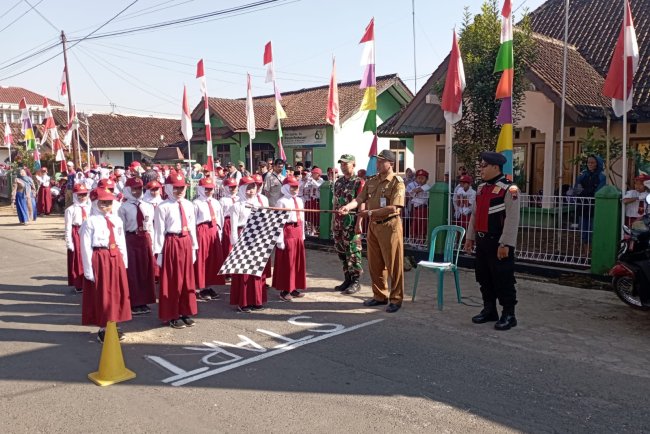 Babinsa Koramil 04/Karangkobar Jadi Juri Gerak Jalan Tingkat SD Se-kecamatan Karangkobar