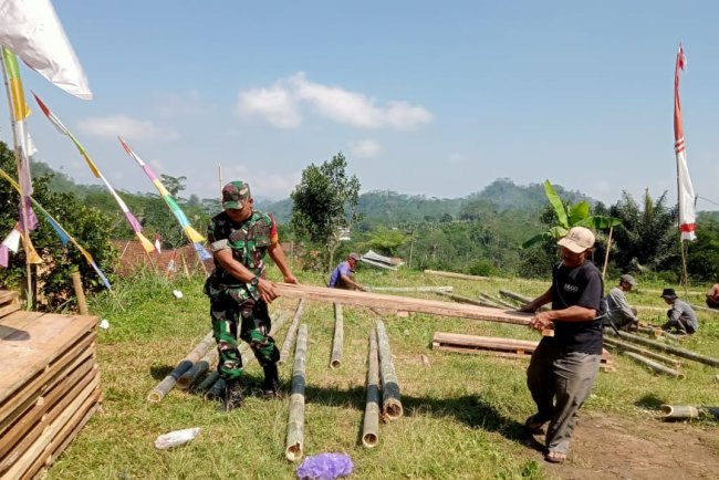 Membaur Dengan Warga Babinsa Serka Purnomo Bantu Pemasangan Panggung Hiburan 