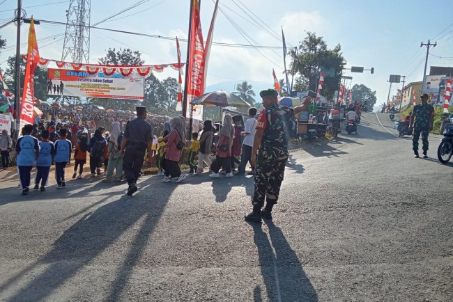 Jalan Sehat Kecamatan Pagedongan, Babinsa Laksanakan Pengamanan