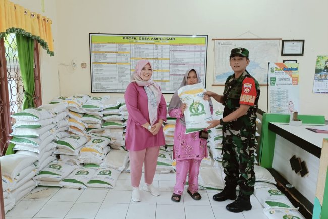 Babinsa Koramil 01 Banjarnegara Serentak Kawal Penyaluran Bantuan Pangan