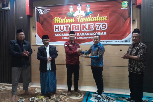 Danramil 04/Karangkobar Hadiri Malam Tirakatan HUT RI Ke-79 Kecamatan Karangkobar