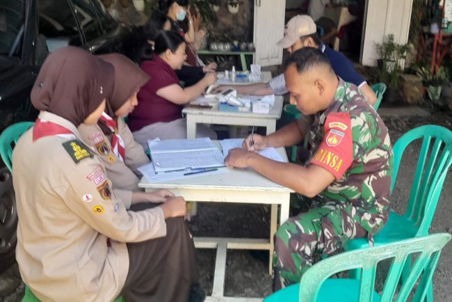 Peduli Kemanusiaan, Babinsa Koramil 04/Karangkobar Ikuti Donor Darah Rutin Desa Karangkobar