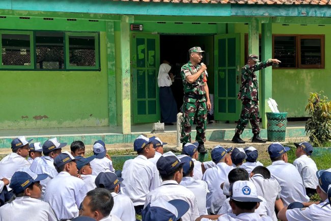 Babinsa Memberi Pembinaan Kedisiplinan di SMP N 1 Banjarmangu