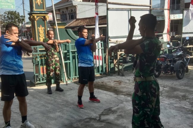 Tingkatkan Kebugaran Jasmani, Babinsa Koramil 04/Karangkobar Olahraga Aerobik