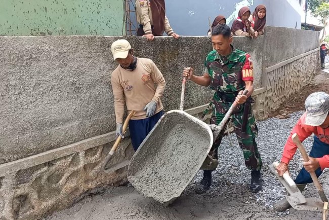 Meningkatkan Kemanunggalan TNI Dengan Warga Babinsa Gotong Royong Pengecoran Jalan