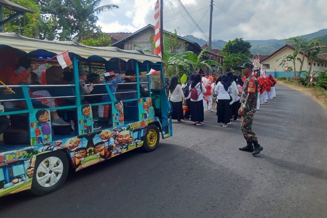 Babinsa melaksanakan PAM Karnaval Siswa-siswi Kel Argasoka Kampung Pancasila