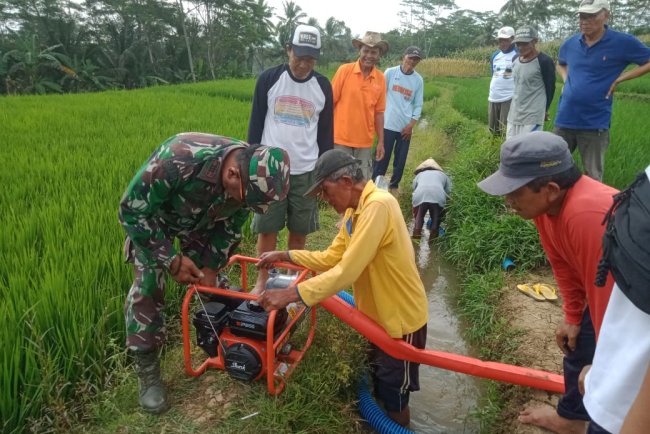 Danramil Dampingi Uji Coba Pompa Air Bantuan Kementan untuk Ketahanan Pangan