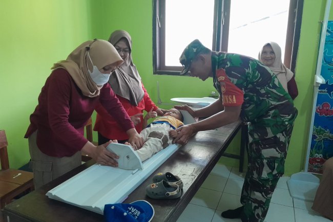 Babinsa Koramil 04/Karangkobar Dampingi Kegiatan Posyandu Balita  Desa Binaan