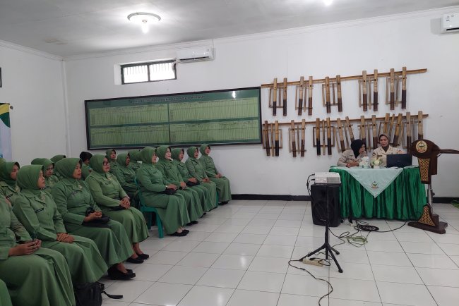 Penyuluhan Kesehatan Cegah Kanker Serviks dan Payudara Serta Tes IVA