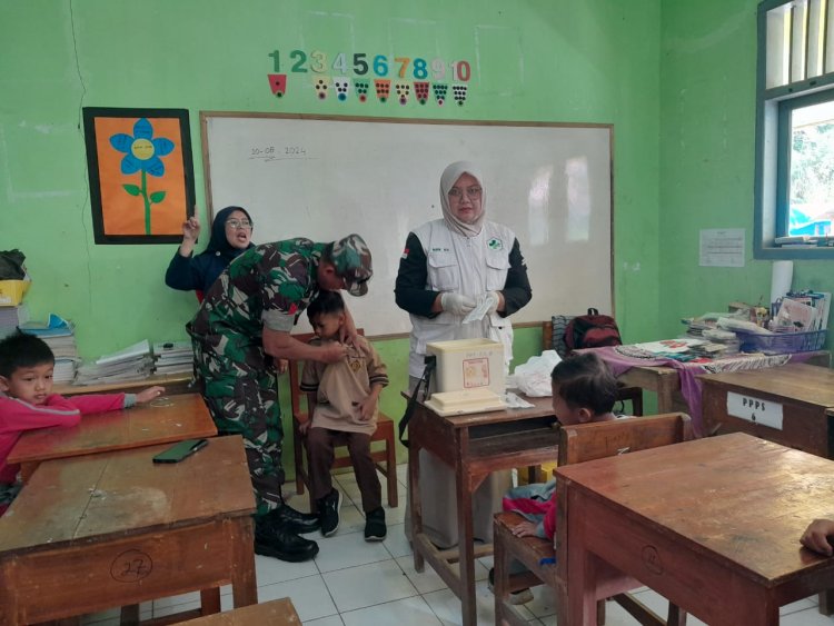 Babinsa Dampingi Bulan Imunisasi Anak Sekolah Dan Penjaringan Kesehatan MI Gupi 2 Karangkobar