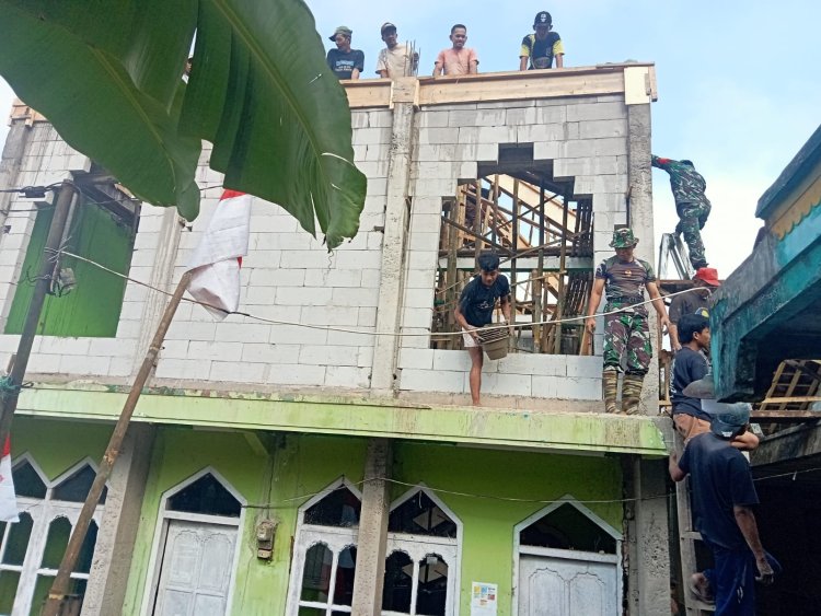 Partisipasi Babinsa Koramil Madukara Dalam Kerja Bakti Rehap Masjid 