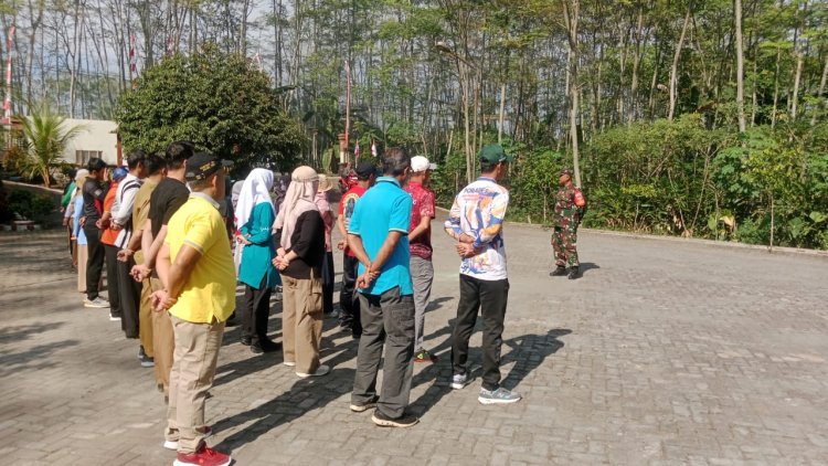 Babinsa Latihkan Defile Kepada Aparatur Kecamatan Punggelan 