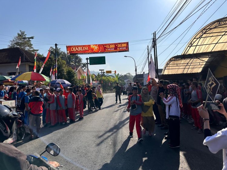 Babinsa Amankan Jalan Sehat HUT RI ke-79 di Kecamatan Banjarmangu