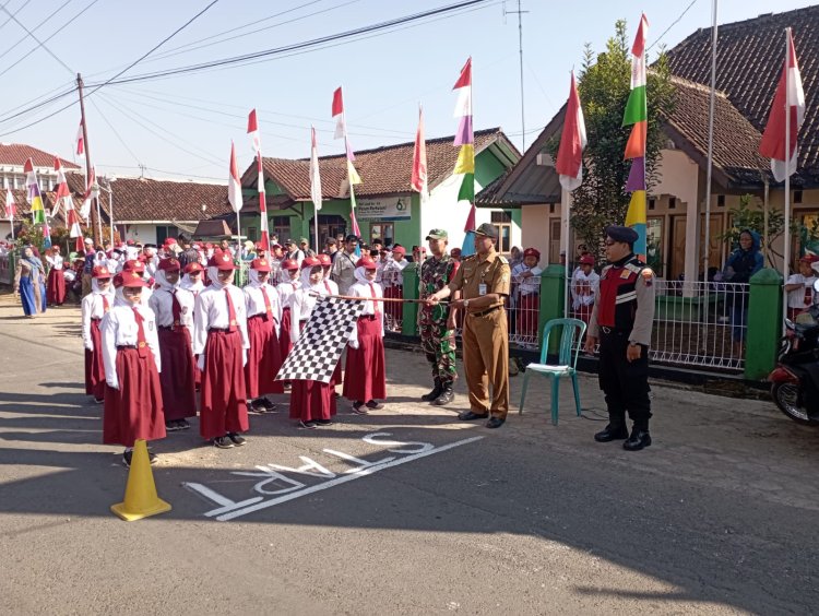 Babinsa Koramil 04/Karangkobar Jadi Juri Gerak Jalan Tingkat SD Se-kecamatan Karangkobar
