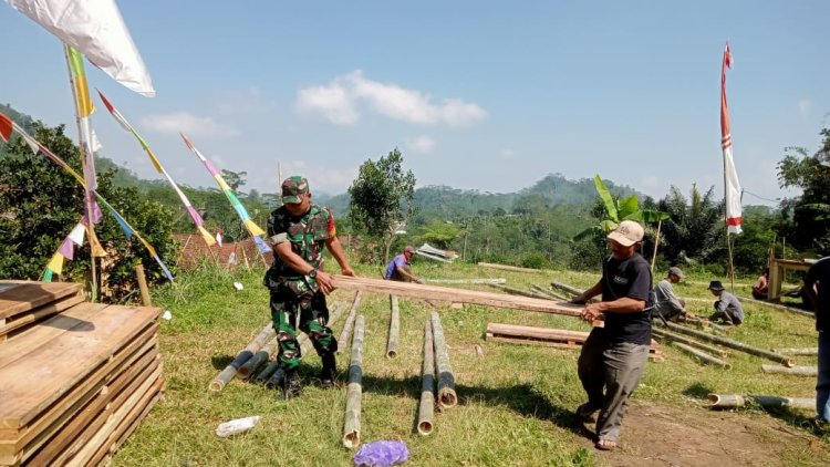 Membaur Dengan Warga Babinsa Serka Purnomo Bantu Pemasangan Panggung Hiburan 
