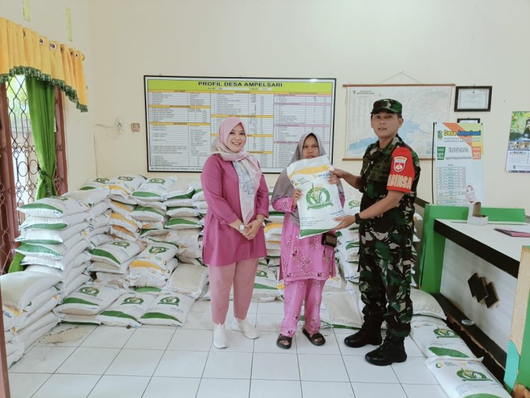 Babinsa Koramil 01 Banjarnegara Serentak Kawal Penyaluran Bantuan Pangan