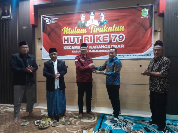 Danramil 04/Karangkobar Hadiri Malam Tirakatan HUT RI Ke-79 Kecamatan Karangkobar