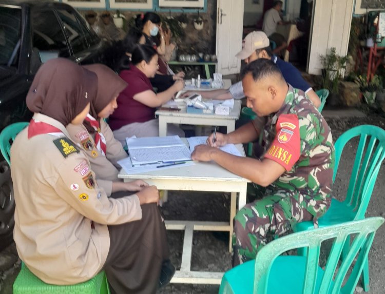 Peduli Kemanusiaan, Babinsa Koramil 04/Karangkobar Ikuti Donor Darah Rutin Desa Karangkobar