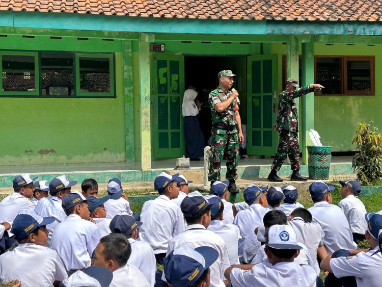 Babinsa Memberi Pembinaan Kedisiplinan di SMP N 1 Banjarmangu