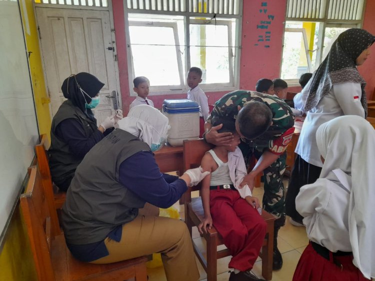 Babinsa Dampingi Kegiatan Bulan Imunisasi Anak Sekolah
