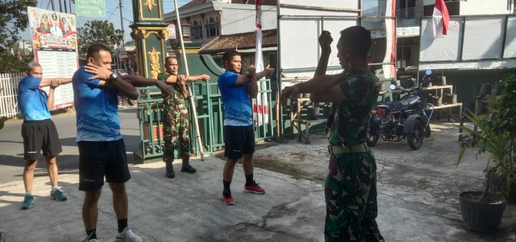 Tingkatkan Kebugaran Jasmani, Babinsa Koramil 04/Karangkobar Olahraga Aerobik