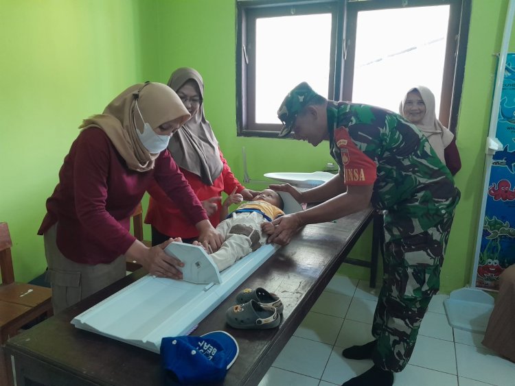 Babinsa Koramil 04/Karangkobar Dampingi Kegiatan Posyandu Balita  Desa Binaan