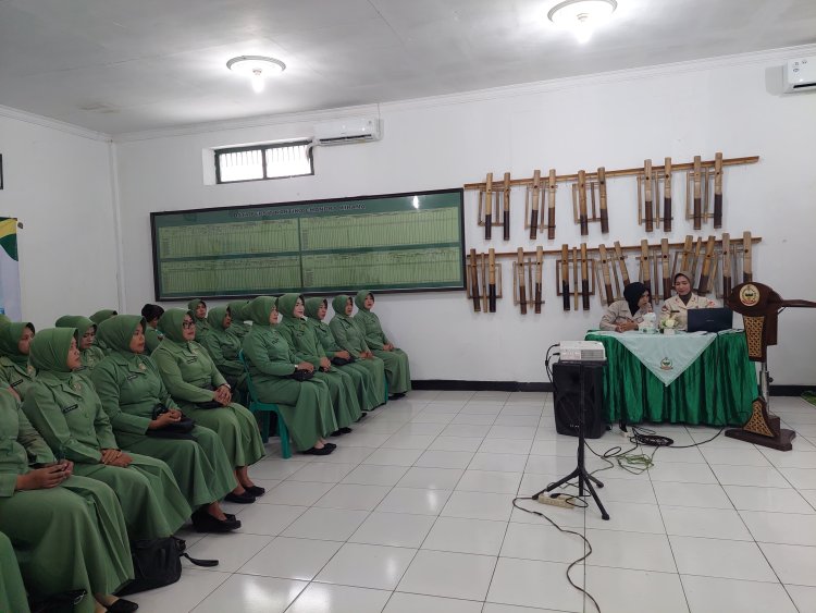 Penyuluhan Kesehatan Cegah Kanker Serviks dan Payudara Serta Tes IVA