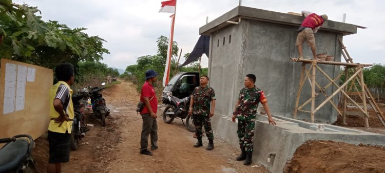 Melalui Program Pompanisasi Danramil 08 Purwanegara Bantu Petani Buat Saluran Irigasi