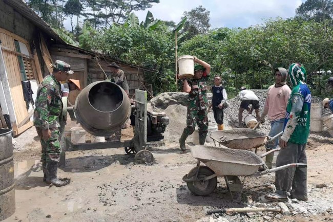 Babinsa Koramil 04/Karangkobar Bersama Dengan Warga Gotong Royong Pengecoran Jalan