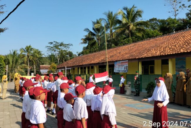 Babinsa Aktif menjadi Pembina Upacara di Desa Binaan 