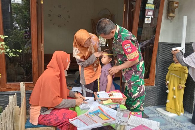 Babinsa Melaksanakan Pendampingan Posyandu di Desa Gripit
